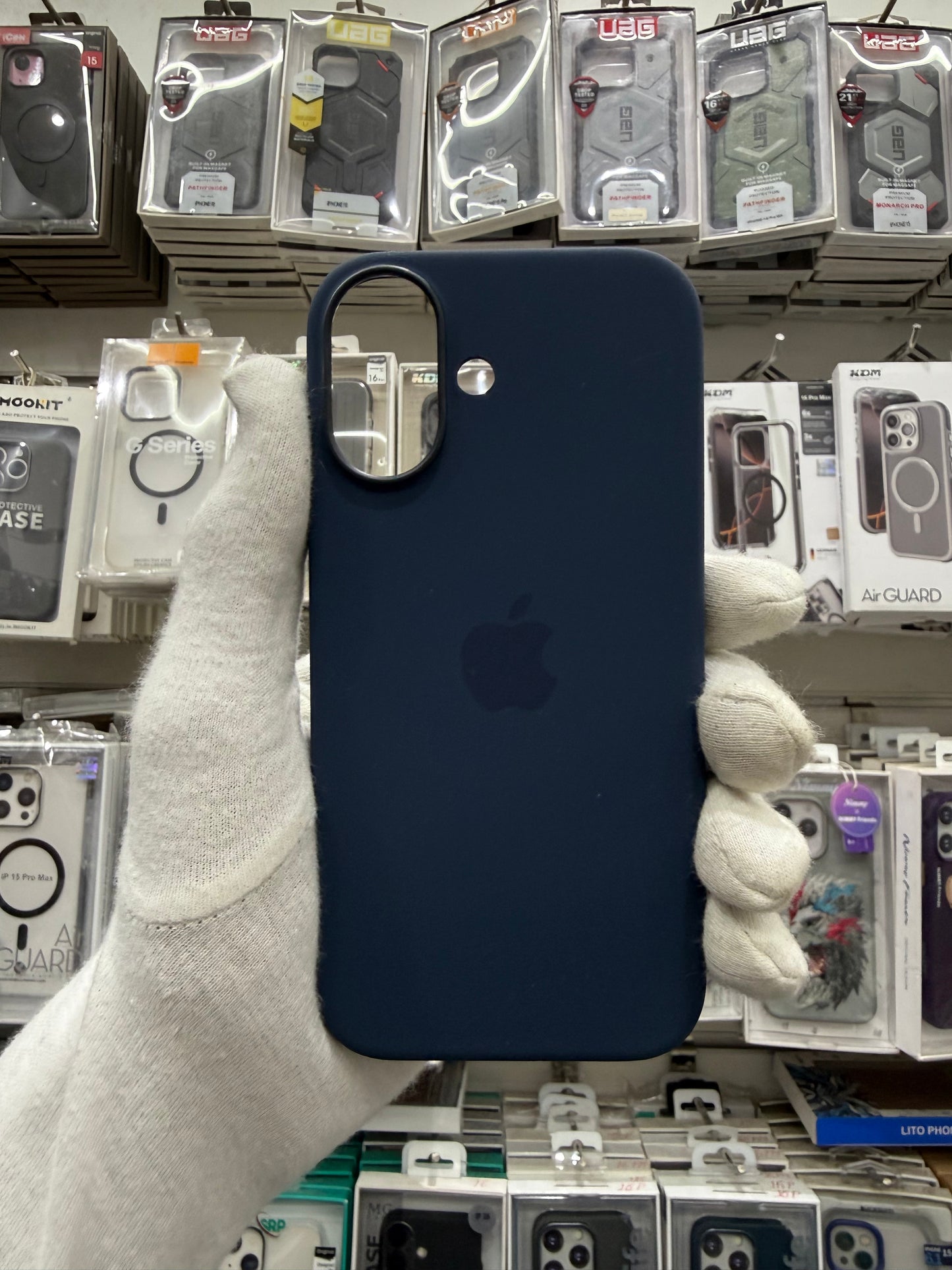 Silicone Case With Magsafe - iPhone 17